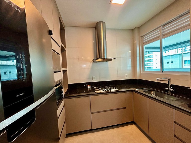 Apto c/ varanda gourmet a 450m da praia REB0802