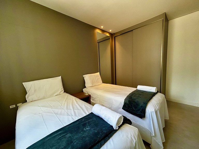 Apto c/ varanda gourmet a 450m da praia REB0802