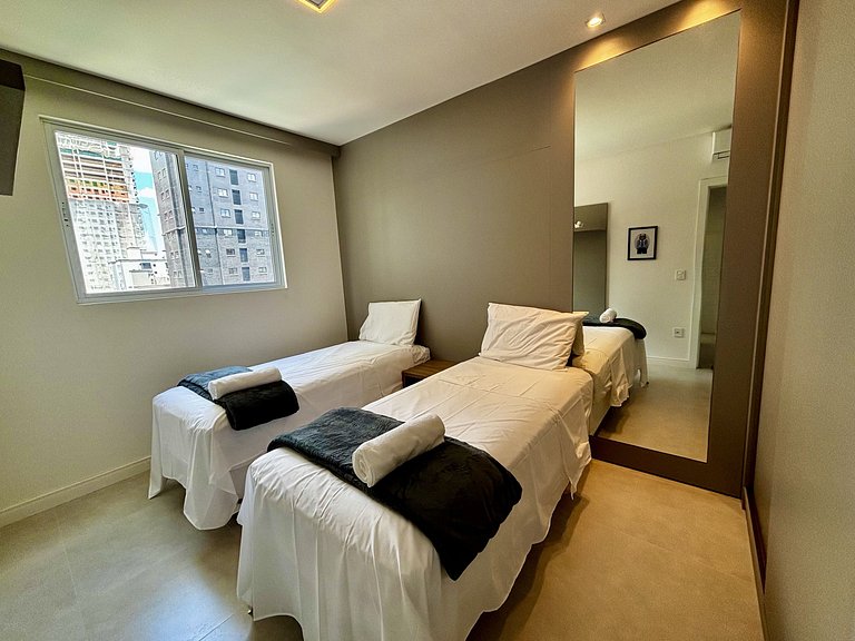 Apto c/ varanda gourmet a 450m da praia REB0802