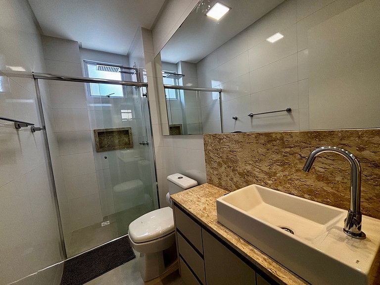 Apto c/ varanda gourmet a 450m da praia REB0802