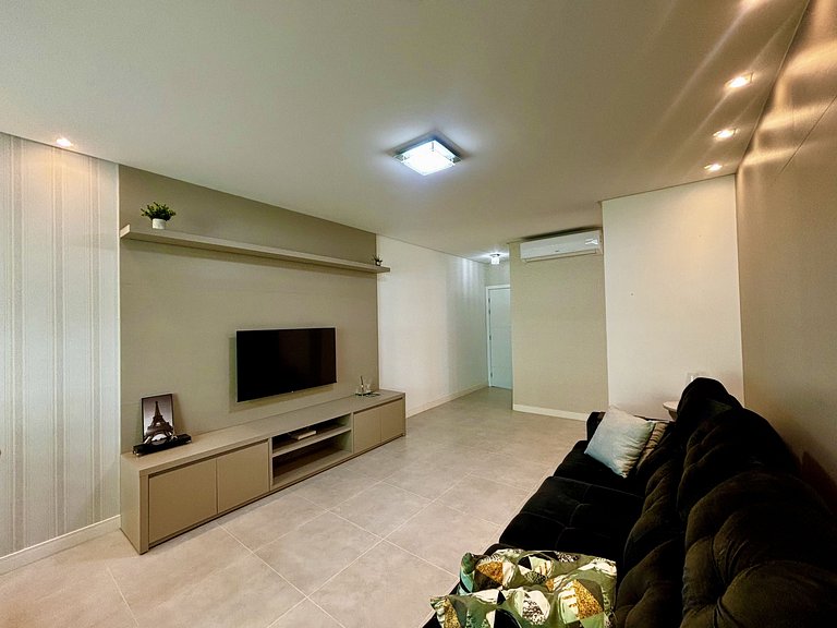 Apto c/ varanda gourmet a 450m da praia REB0802