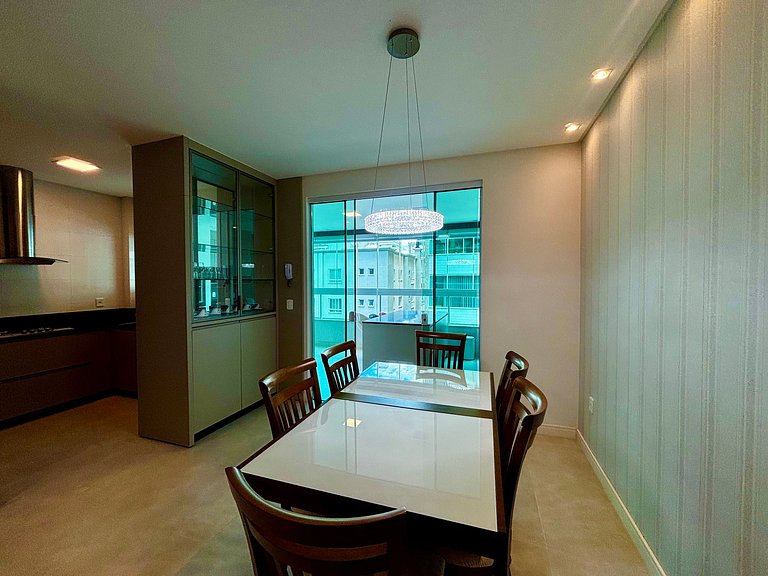 Apto c/ varanda gourmet a 450m da praia REB0802