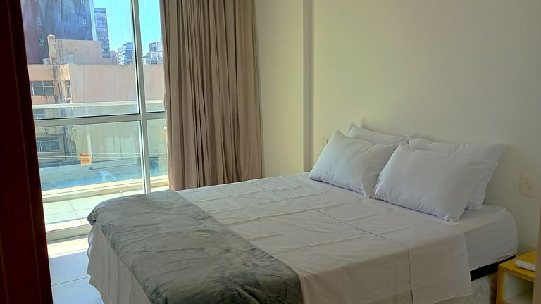 Apto c/ varanda e vista a beira-mar, Barra EXP0311