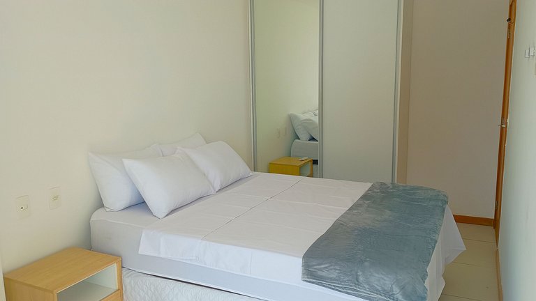 Apto c/ varanda e vista a beira-mar, Barra EXP0311