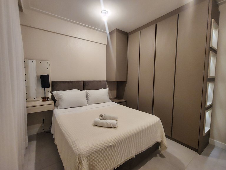 Apto completo a poucos metros da Praia RCQ0305