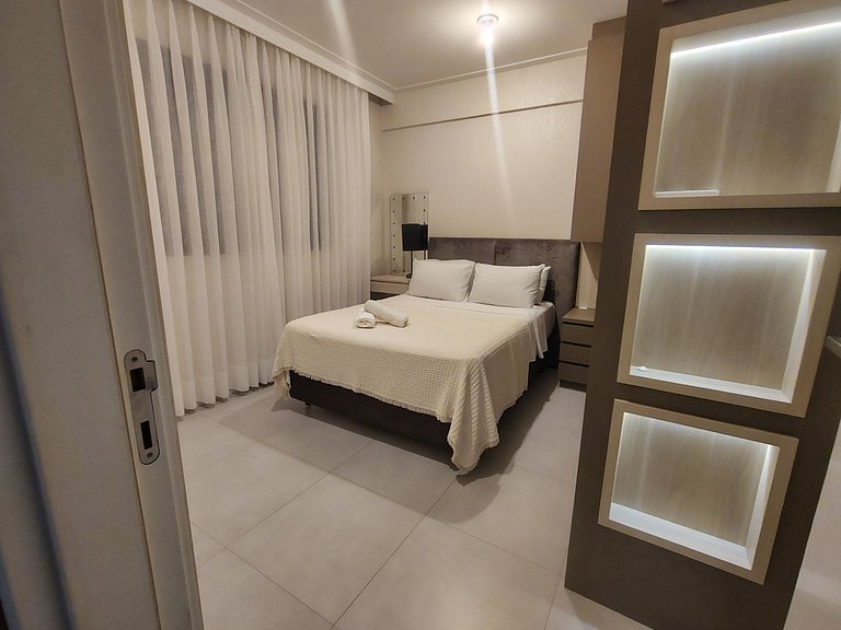 Apto completo a poucos metros da Praia RCQ0305