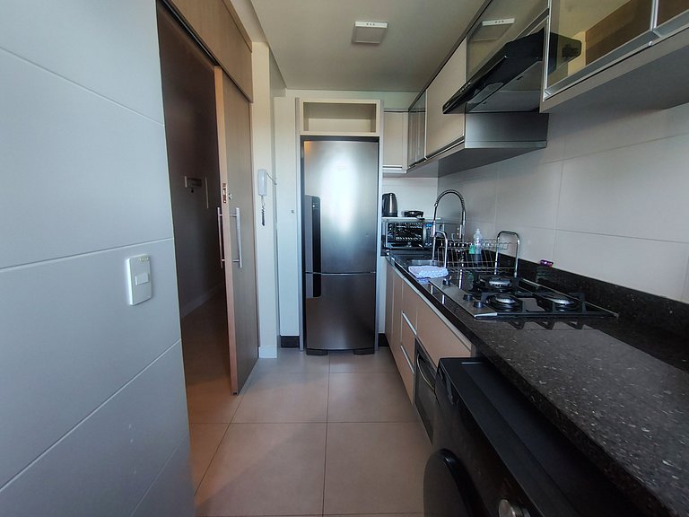 Apto completo a poucos metros da Praia RCQ0305