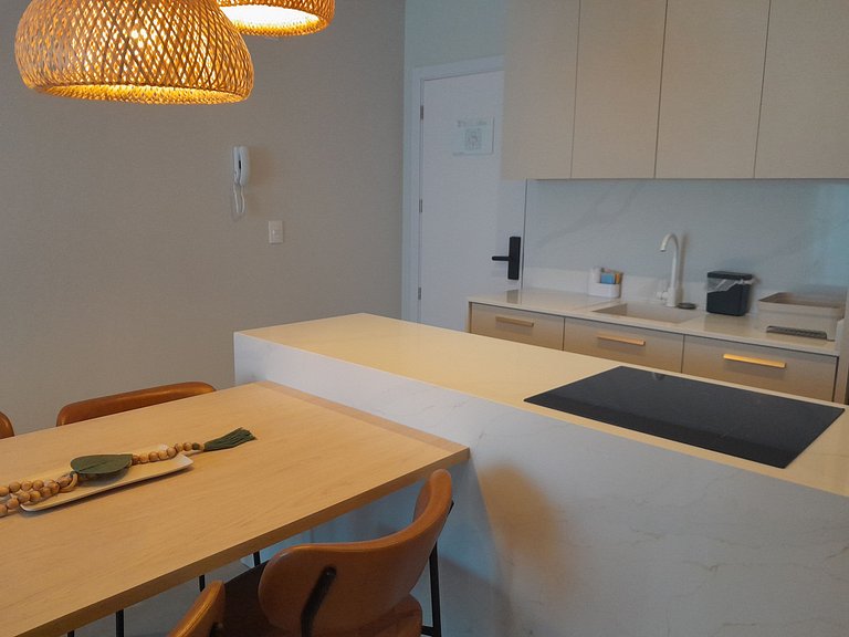 Apto c/ varanda em Meia Praia, 220m do mar FFS1403