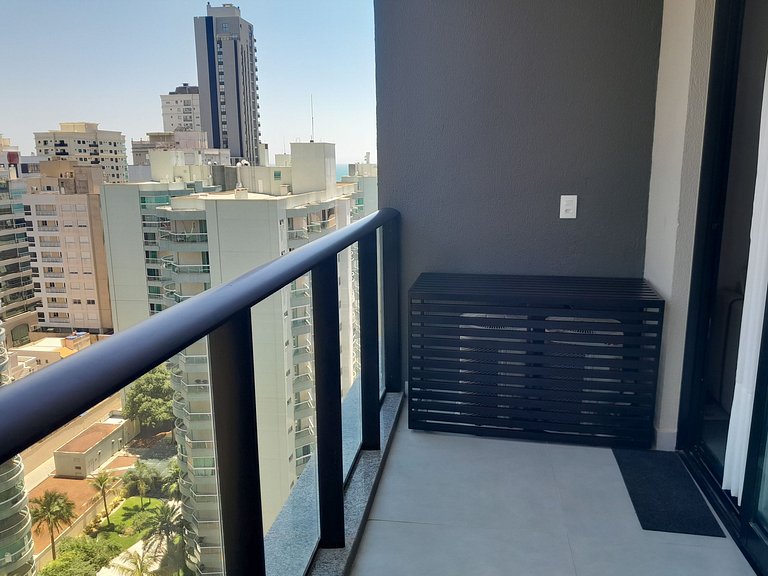 Apto c/ varanda em Meia Praia, 220m do mar FFS1403