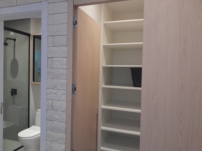 Apto c/ varanda em Meia Praia, 220m do mar FFS1403