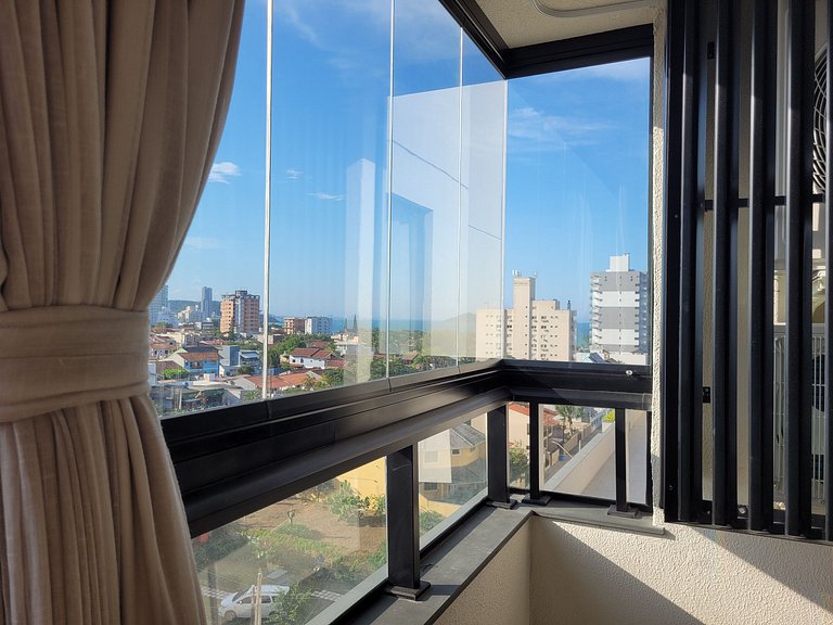 Apto c/ suíte e varanda gourmet em Penha SKL0601