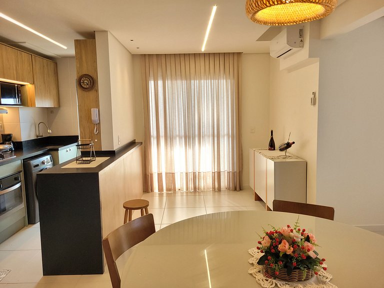 Apto c/ suíte e varanda gourmet em Penha SKL0601