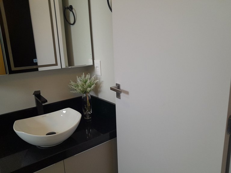 Apto c/ Varanda 220m da Praia em Itapema FFS1504