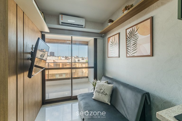 Apto c/ varanda a 750m da orla de Salvador SMT0518