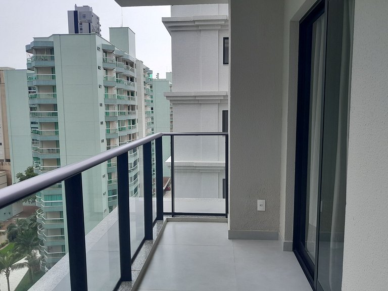 Apto a 220m do mar em Meia Praia FFS0904