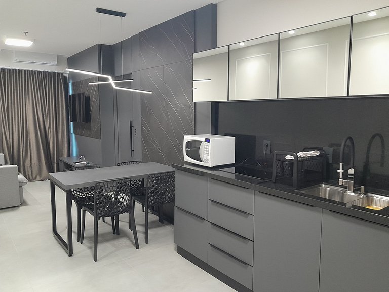 Apto a 220m do mar em Meia Praia FFS0904