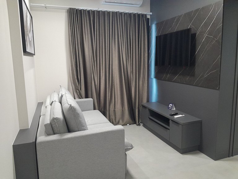 Apto a 220m do mar em Meia Praia FFS0904