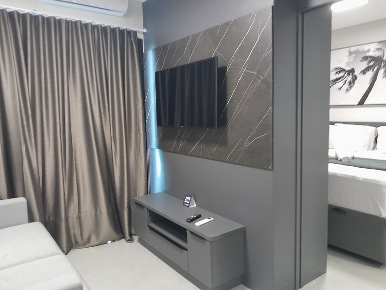 Apto a 220m do mar em Meia Praia FFS0904