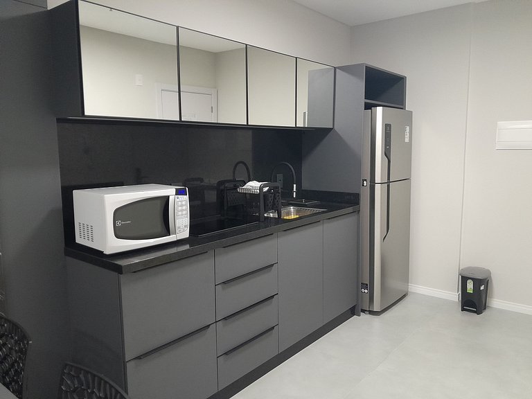 Apto a 220m do mar em Meia Praia FFS0904