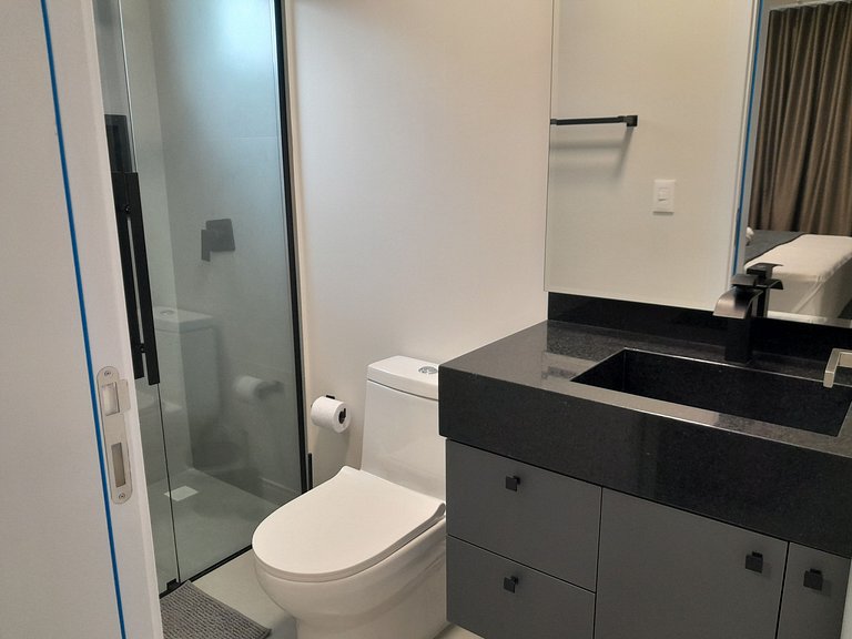 Apto a 220m do mar em Meia Praia FFS0904