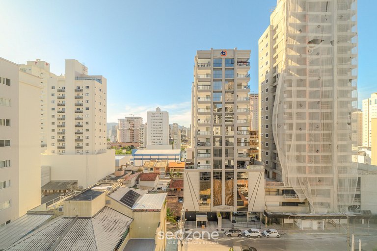 Estúdio completo a 650m da Meia Praia RGOR0025