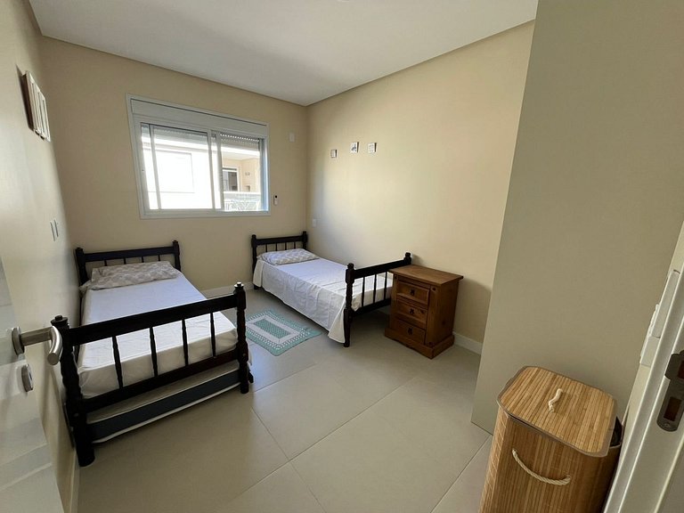 Apto 2QTs e churrasq. a 600 m do mar CCI0205