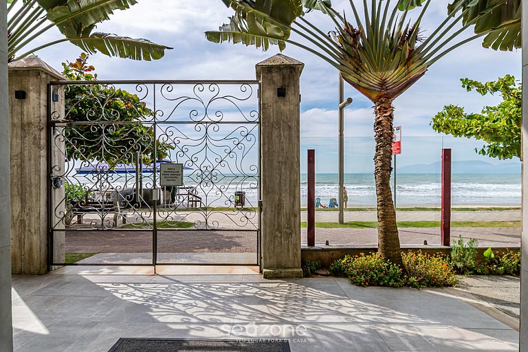 Apto pé na areia vista mar em Meia Praia EVB308