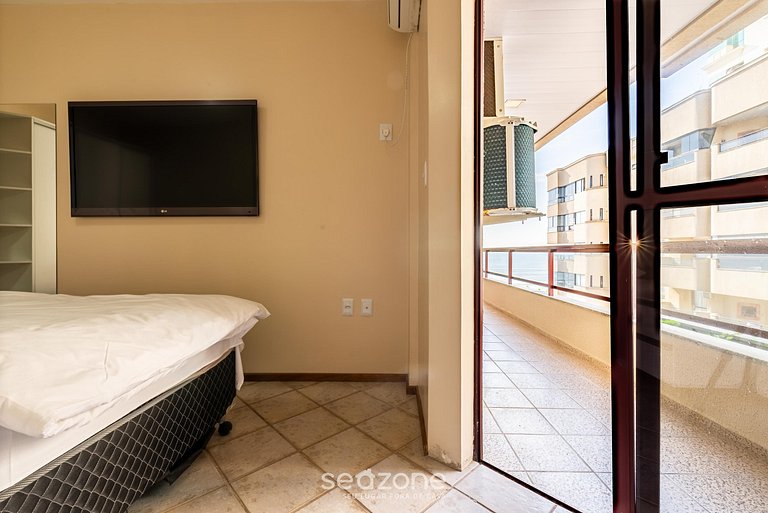 Apto pé na areia vista mar em Meia Praia EVB308