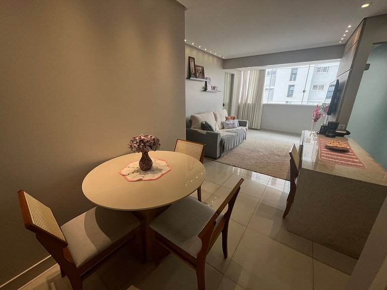 Apto 2QTs a 950 m do Shopping Flamboyant UNQ1104