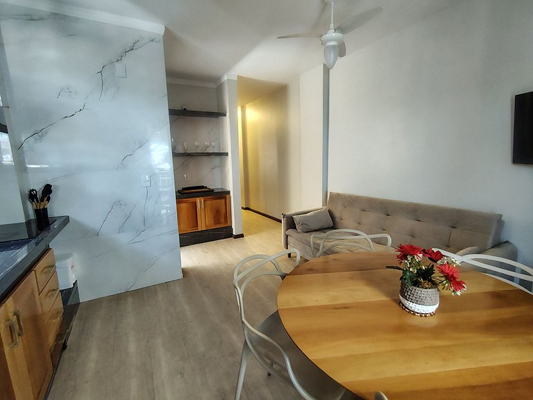 Apto c/ varanda, churrasqueira e vista mar RBV0103