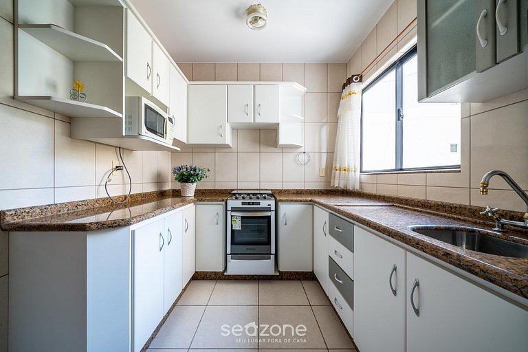 Apto c/varanda e churrasq a 110m do mar ESA901