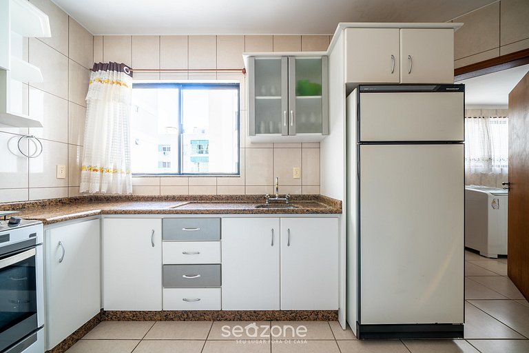 Apto c/varanda e churrasq a 110m do mar ESA901