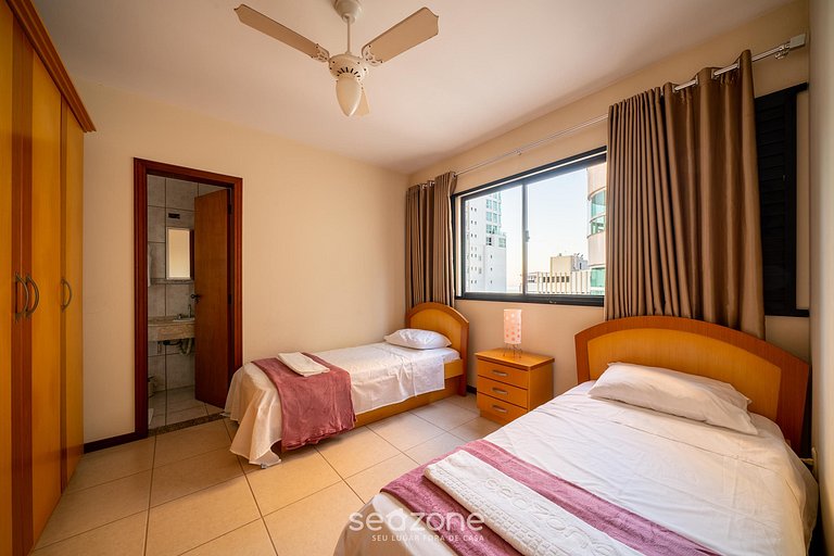 Apto c/varanda e churrasq a 110m do mar ESA901