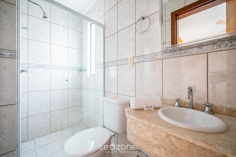 Apto c/varanda e churrasq a 110m do mar ESA901