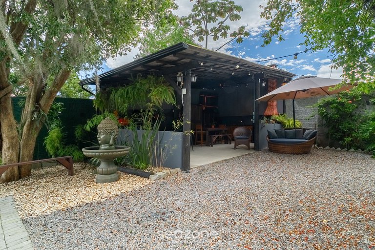 Loft rústico c/ varanda+jardim próx praia NDE0002