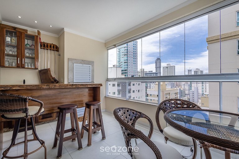 Apto c/ churrasq. e varanda, 450m da Praia SIT1202