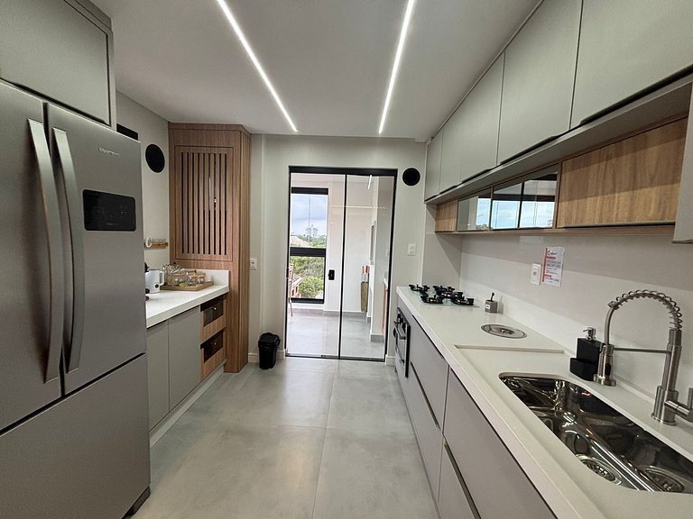 Apto c/ parrilla cerca del mar en Perequê FEL0502