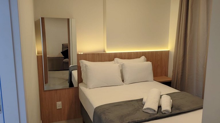 Apto c/ sacada e vista cidade, 220m do Mar FFS0901