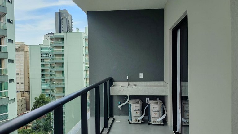 Apto c/ sacada e vista cidade, 220m do Mar FFS0901