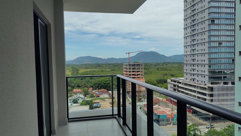 Apto c/ sacada e vista cidade, 220m do Mar FFS0901