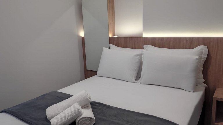 Apto c/ sacada e vista cidade, 220m do Mar FFS0901