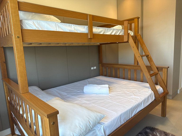 Apto de 3 Suites con Vista Parcial al Mar MHC0306