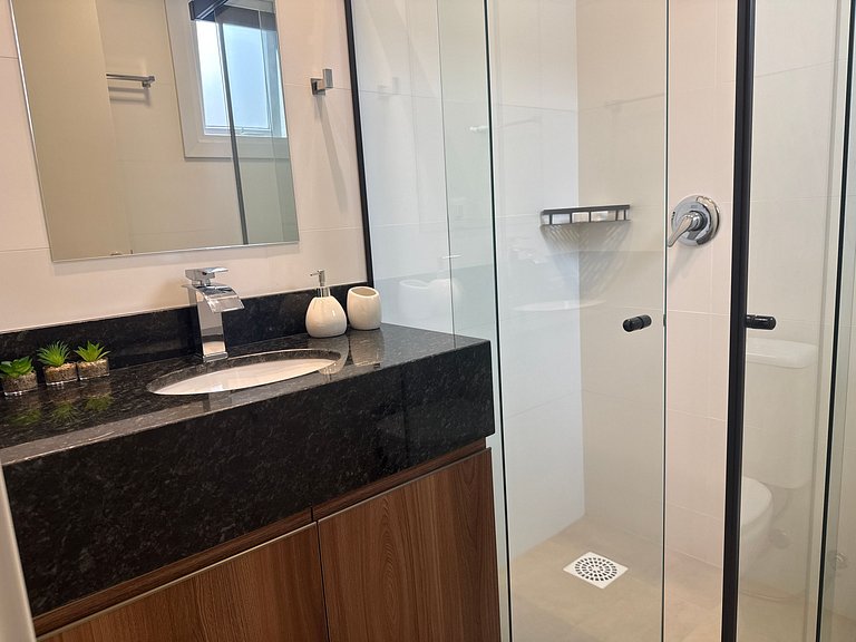 Apto de 3 Suites con Vista Parcial al Mar MHC0306