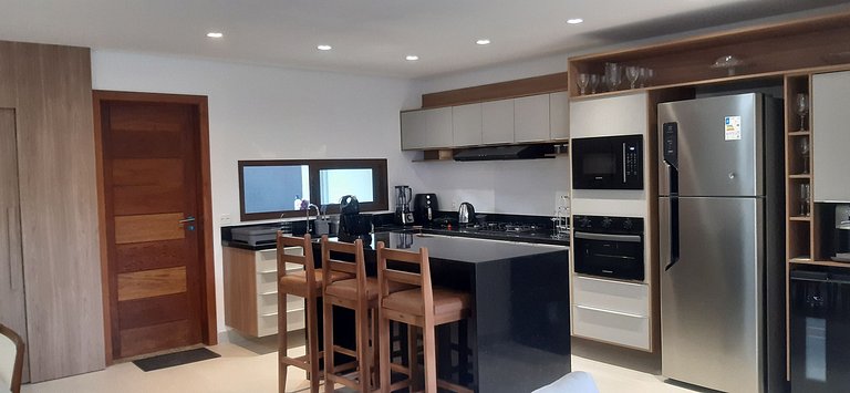 Casa em condo. com piscina e churrasqueira PCR0002