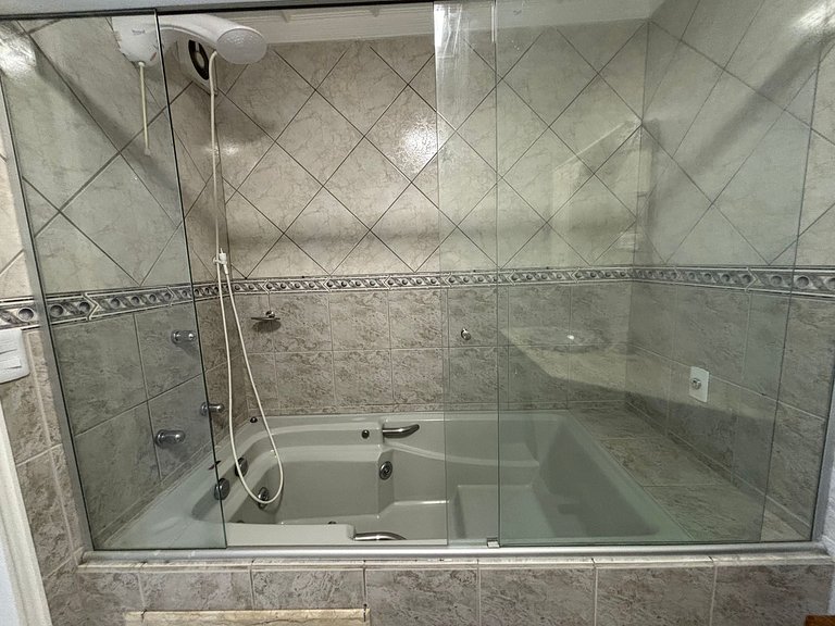 Apto c/ Hidromassagem em Coqueiros - ELB0203