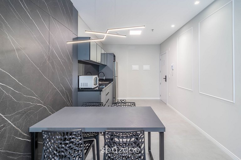 Apto a 220m do mar em Meia Praia FFS0904