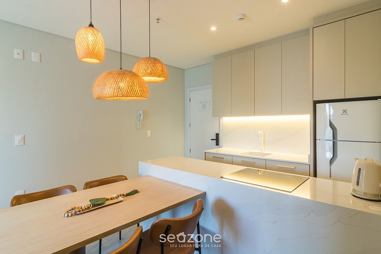 Apto c/ varanda em Meia Praia, 220m do mar FFS1403