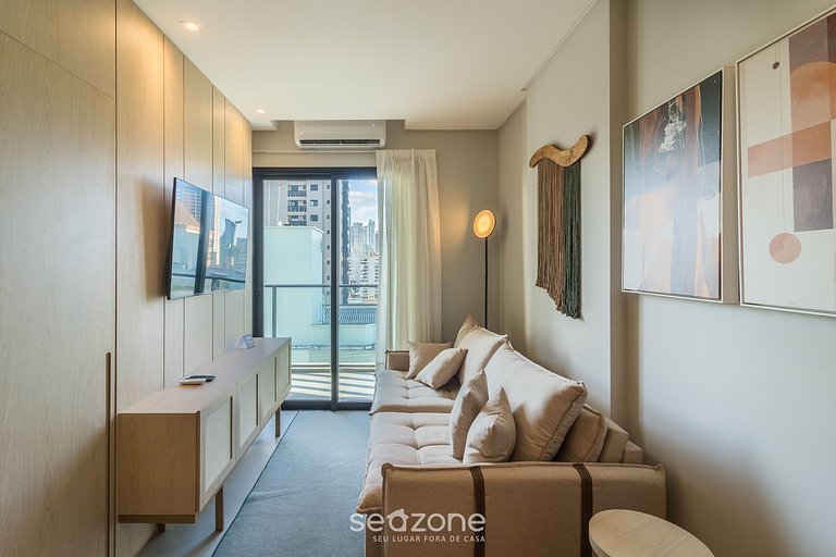 Apto c/ varanda em Meia Praia, 220m do mar FFS1403