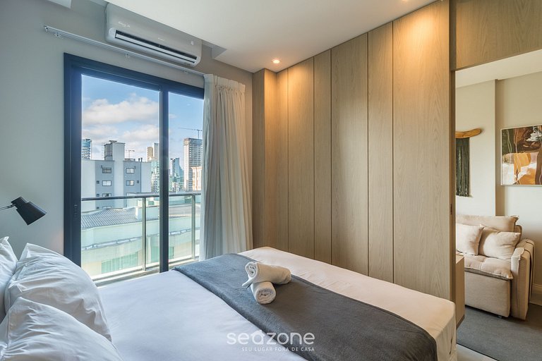 Apto c/ varanda em Meia Praia, 220m do mar FFS1403