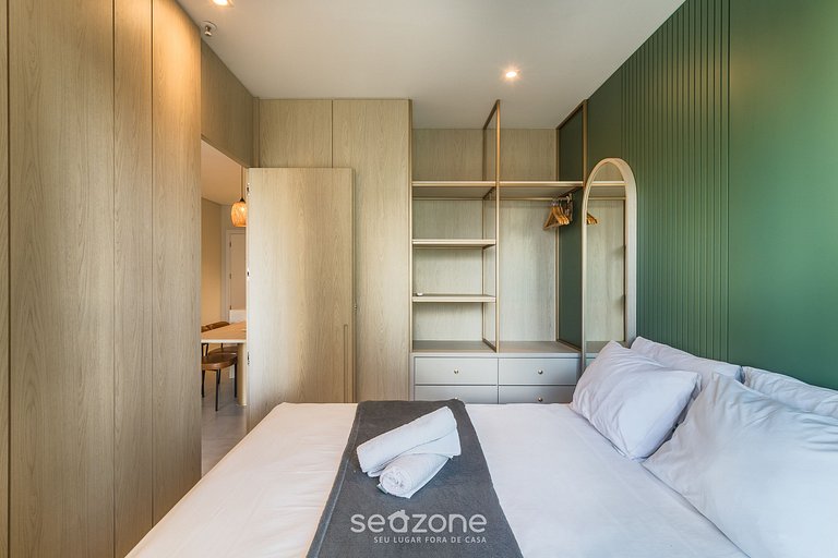 Apto c/ varanda em Meia Praia, 220m do mar FFS1403